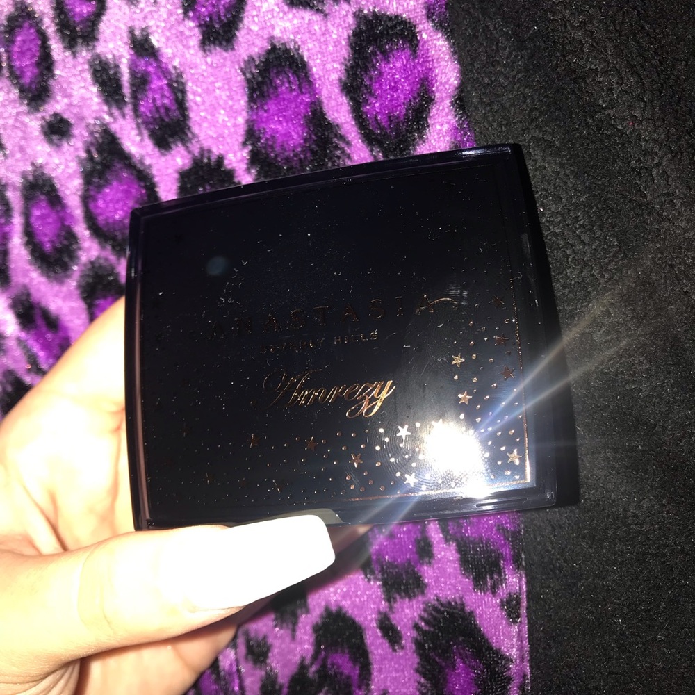 Anastasia Beverly Hills Amrezy highlighter